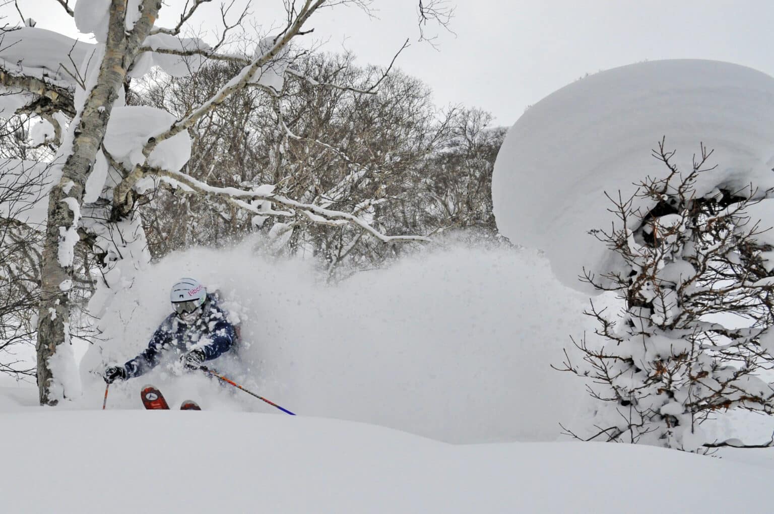 Freeride poedersneeuw afdaling in Japan