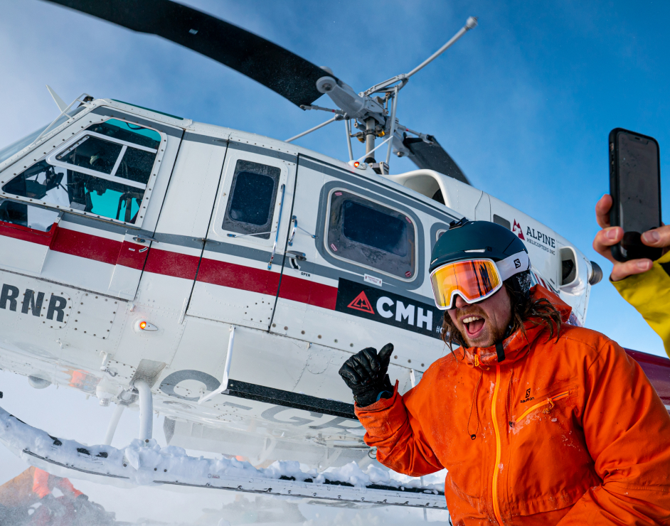 Heli van CMH stijgt op en skiers staan klaar