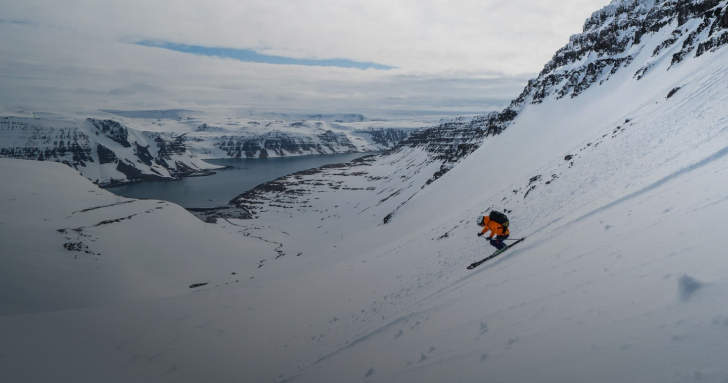 Skiër gaat naar beneden in IJsland tijdens skireis