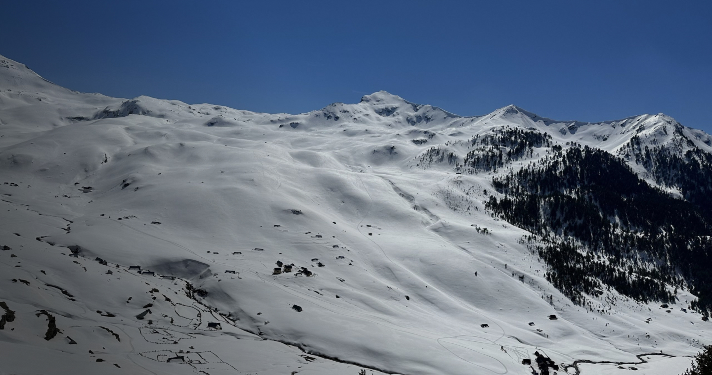 Berg met veel sneeuw tijdens catski reis