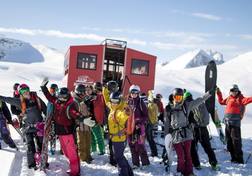 Groepsfoto van boarders tijdens catski reis in Macedonië