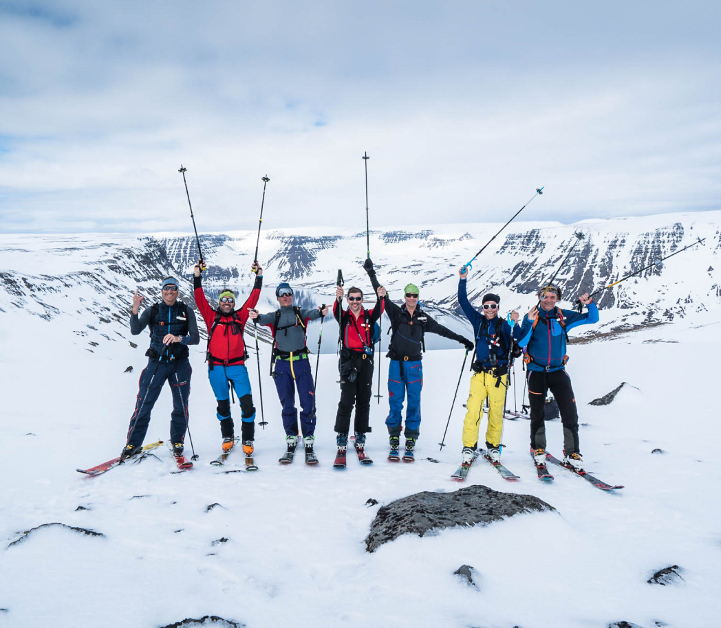 Skiërs op een rij in de sneeuw tijdens zeil- en skitrip