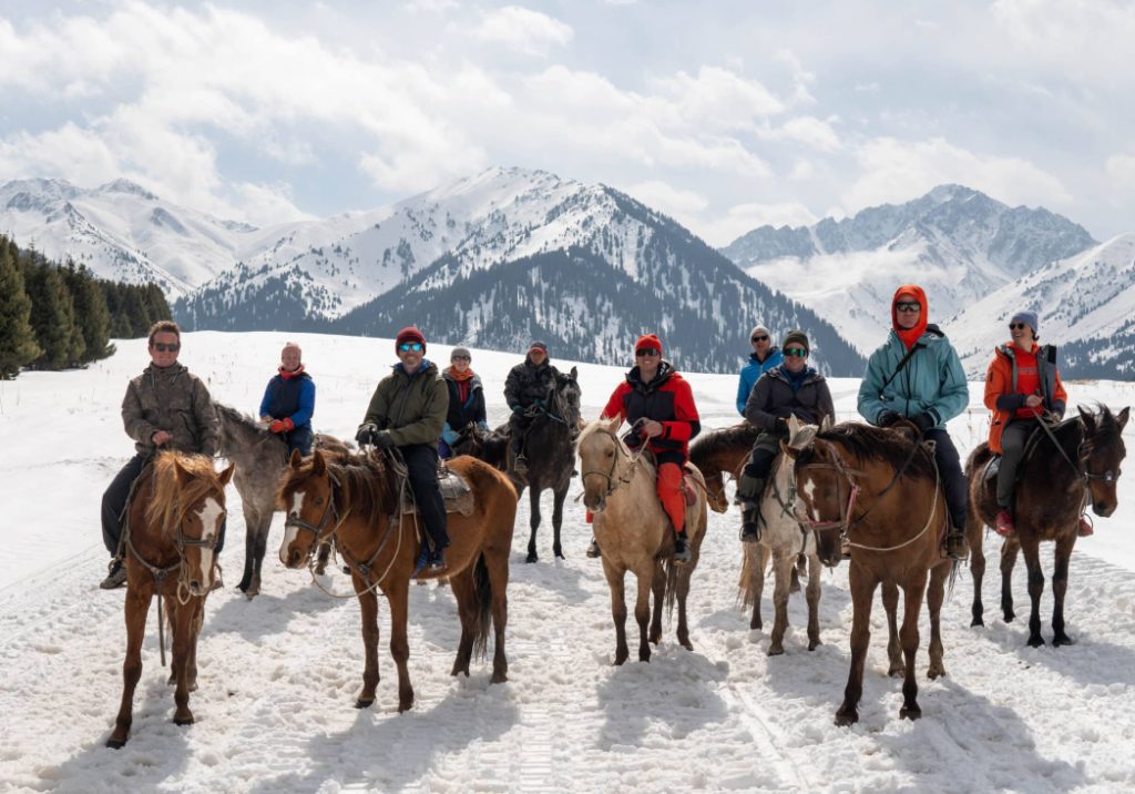 Paardrijden tijdens off-piste reis Kirgizië