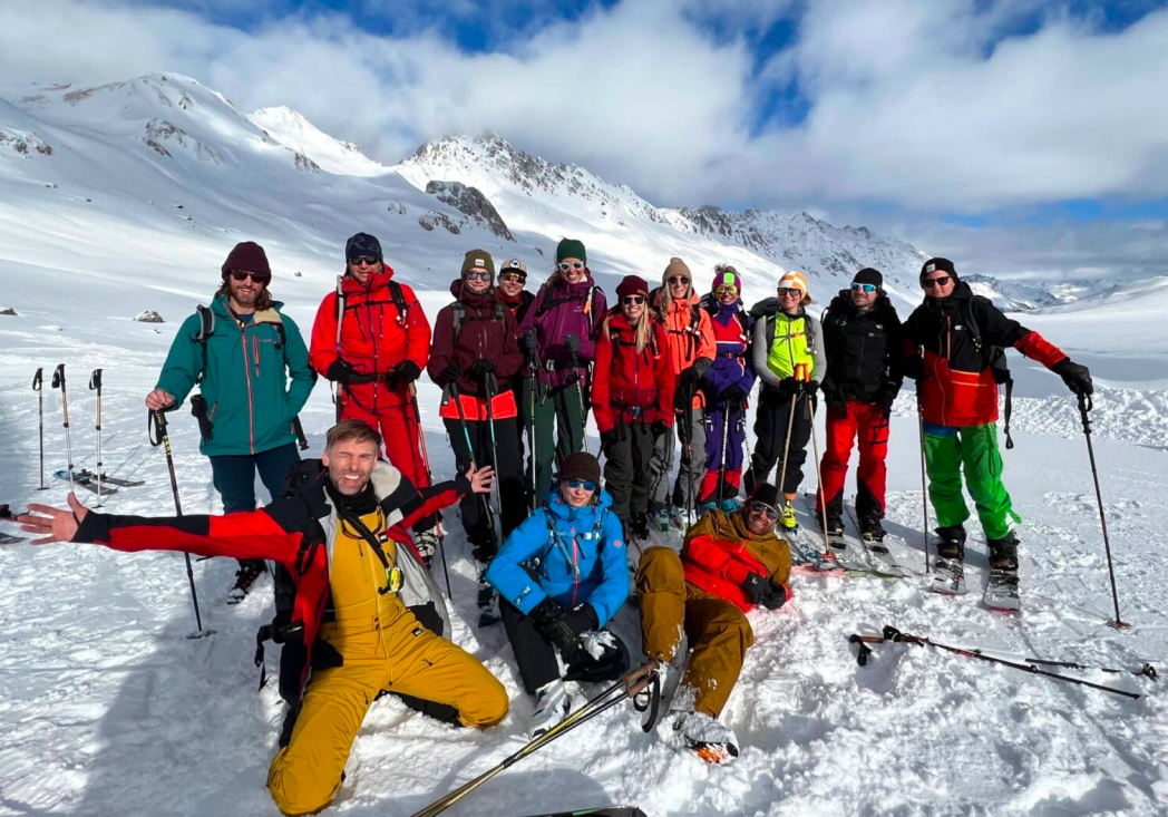 Prive groep skiërs doen samen een ski huttentocht