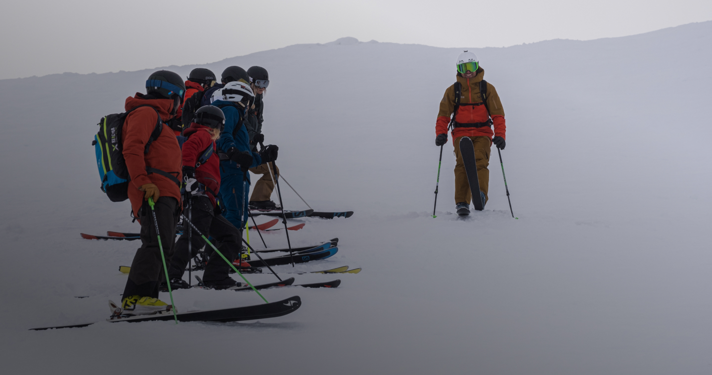 Leraar geeft gevorderde ski training