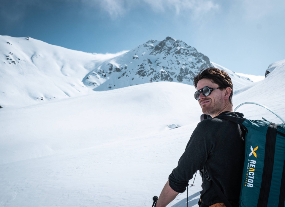 Man geniet van zon in Albanië tijdens catski reis