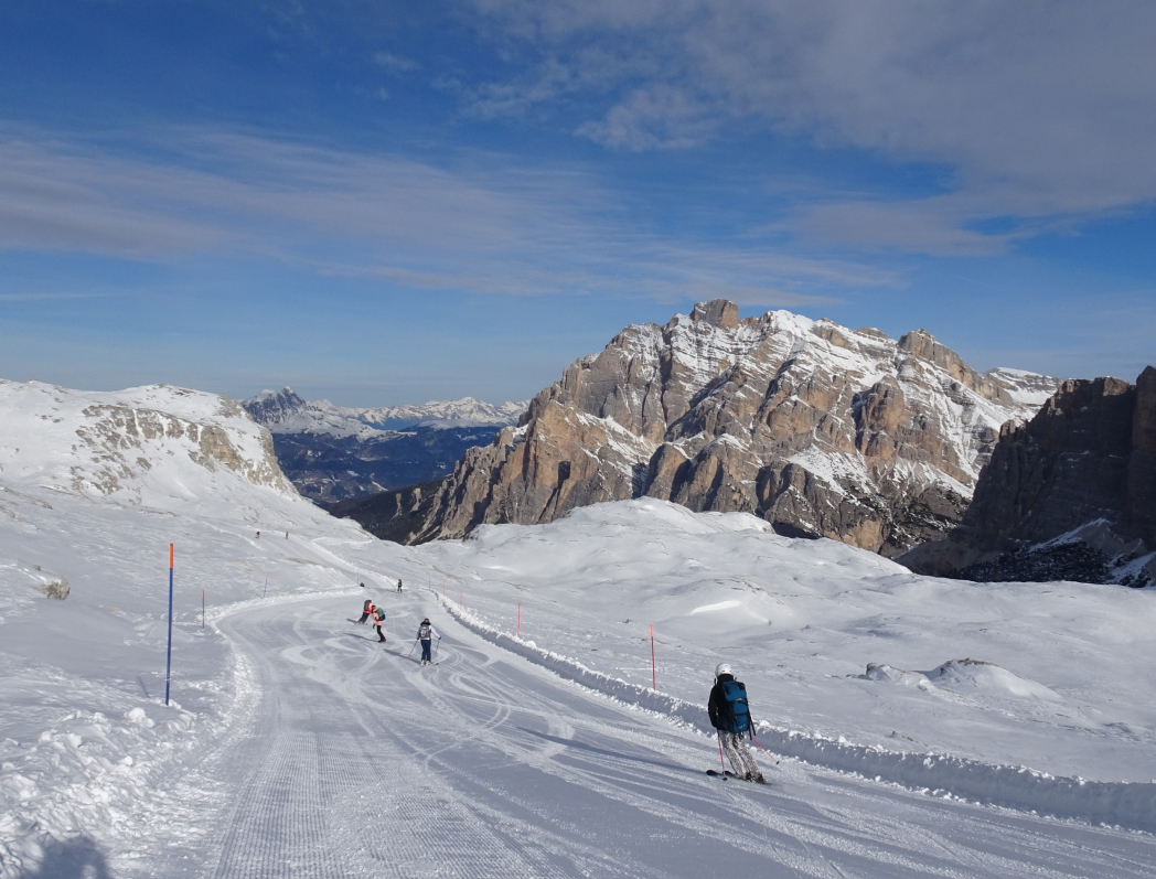 Afdaling skiën vanuit hut